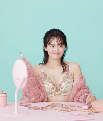 AMOSTYLE新ブランドアンバサダーは田久保夏鈴さん！「夢みるブラ(R) DeepV」からリラックス感たっぷりのコレクション＜ Flavor water ＞が登場新キャンペーンメッセージも発表！