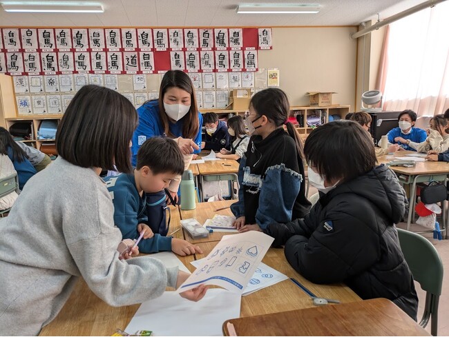 キャリア教育授業で小学生がデザインしたオリジナルノベルティが完成2月26日に塩竈市立月見ヶ丘小学校でサプライズ贈呈式を開催