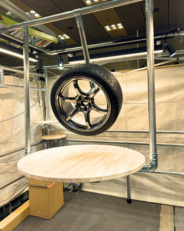 ホイールメーカー大注目！回せるタイヤが展示会に出現！？！？