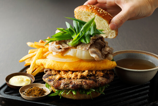 【コートヤード・バイ・マリオット 新大阪ステーション】春限定グルメバーガーは大阪の「肉吸い」をハンバーガーに融合！ 「NIKUSUI & BEEF DELUXE BURGER」を発売