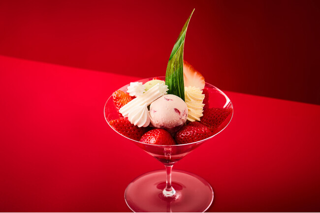 【大阪ステーションホテル】3月3日〈限定10食〉福岡から大阪へ。新幹線がつなぐ、食の贅沢体験　その日届いた、朝どれ“あまおう”苺を使用したパフェを販売