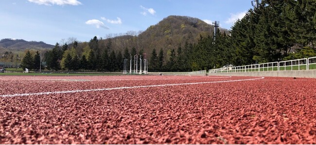 建設業界の未来をひらく、公園や陸上競技場のトラック走路に安心・安全な新技術