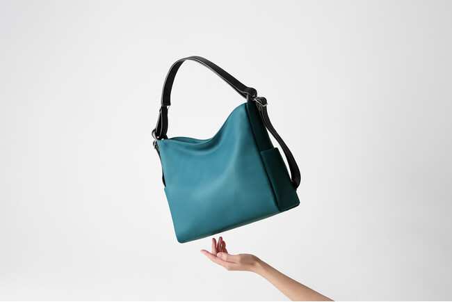 - もっと軽く、もっと自由に -　刻々と移りかわる夜空のように、動きに寄り添い変化する 3 Way バッグ