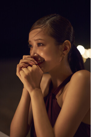 日向坂46・佐々木久美1st写真集『めくる日々』先行カット第6弾　プライベートビーチで二人だけのディナーデートを満喫