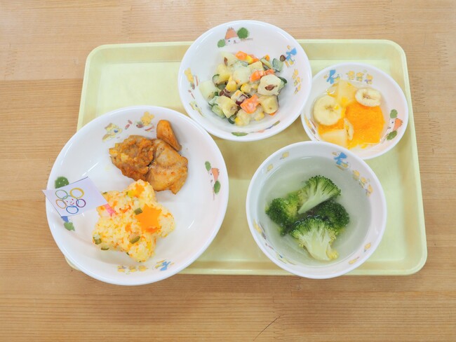 2月16日はライクキッズ「にじいろの日」　五感を使って食を学び・楽しんで食べられる「にじいろ給食」を提供