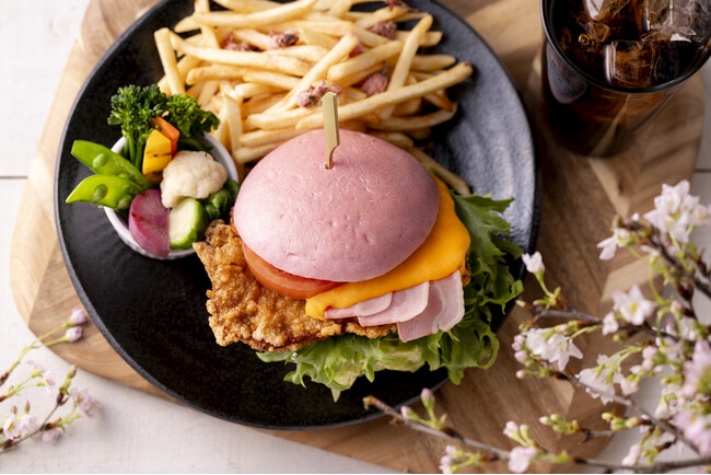 【コートヤード・バイ・マリオット 白馬】郷土料理“山賊焼き”を春らしく味わうグルメバーガー「桜香る山賊焼きバーガー」を発売