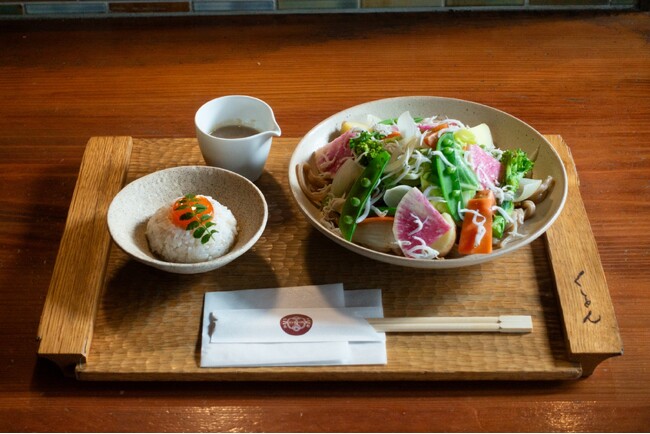 【京都四条くをん】春限定のかしわキーマカレー。京町屋に春香る「釜揚げしらすと春の温野菜の和風かしわキーマうどん」が3月１日(土)より登場。