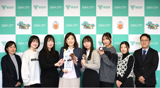 文教大学国際学部 青木洋高ゼミナールの学生が、グルメガイド発行を記念して草加市との懇談会・販売会を実施