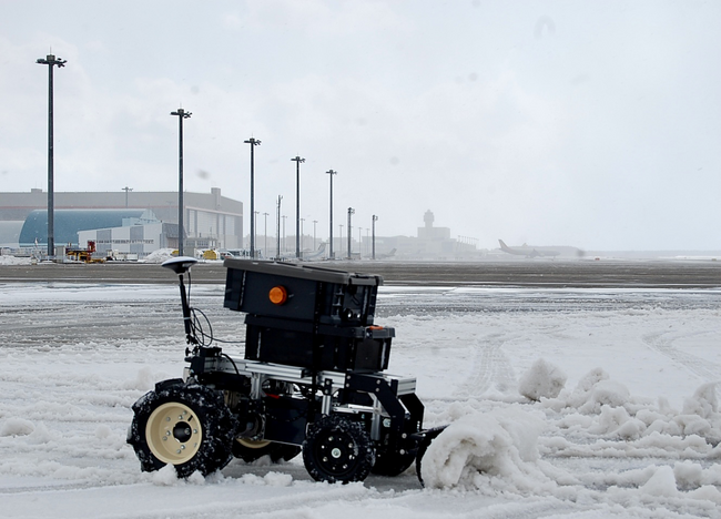 新千歳空港にて、「除雪ドローン(R) V3」による自動除雪の実証実験を実施