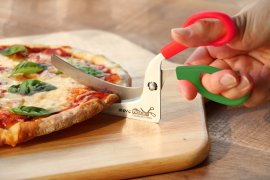 Pizzaハサミ_バイカラー_使用イメージ Pizzaハサミ_バイカラー_使用イメージ