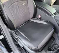 静電気除去で快適なドライブを実現するアーシングカーシートマット　新たな接続方法を追加し、運送業界などに向けた導入提案を強化