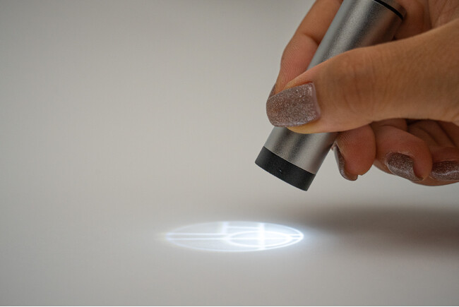 図形と文字の美しさが融合したタイポグラフィーはんこ「TYPO」シリーズに、LEDを内蔵しデザインが紙や壁などに照射できる画期的なはんこ「プロジェクタースタンプ」が登場