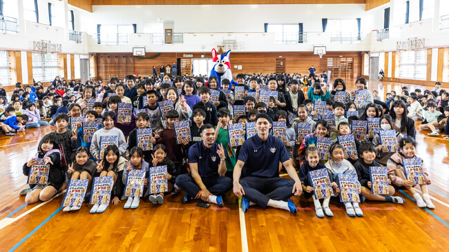 ホームタウン沖縄市内の小学3年生全員に「ドリームスタディドリル」を寄贈(8回目)