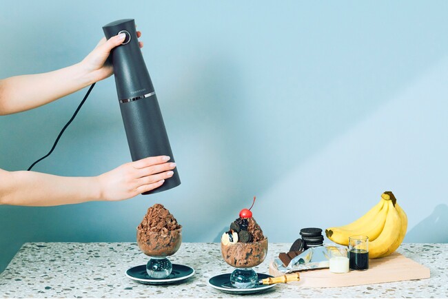 スリムに持って使えるスティック型かき氷器「電動ふわふわ とろ雪スティックかき氷器」をリニューアル発売