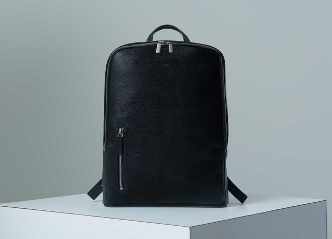 ハイブランドでも採用実績のある100%植物由来のバイオレザー「MIRUM(R)︎」を採用した「BIO BACKPACK」の先行予約販売をクラウドファンディングで実施。