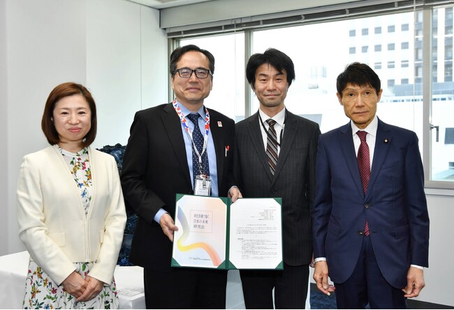 「再生医療で描く日本の未来」研究会が経済産業省に提言書を申し入れました。