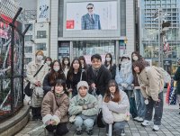 江戸川大学が「西条昇教授と歩く タモリが新宿にいた頃 ～新宿アルタ閉館を惜しんで～」を実施