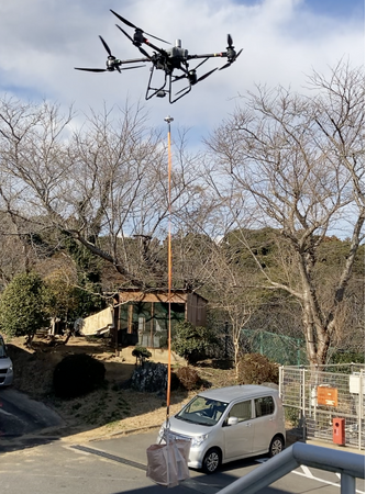 日本で初めて線路上空のガソリン輸送に成功～災害時の物資輸送を空から加速　千葉県東庄町でドローンが生む新たな一手～