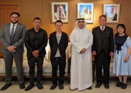 ナツメアタリ社と在日バーレーン王国大使 アハメッド・アルドーセリ閣下(右から3番目) ナツメアタリ社と在日バーレーン王国大使 アハメッド・アルドーセリ閣下(右から3番目)