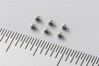 世界初※1、1005サイズ※2で業界最高静電容量値47μFの小型積層セラミックコンデンサ（MLCC）の開発に京セラが成功