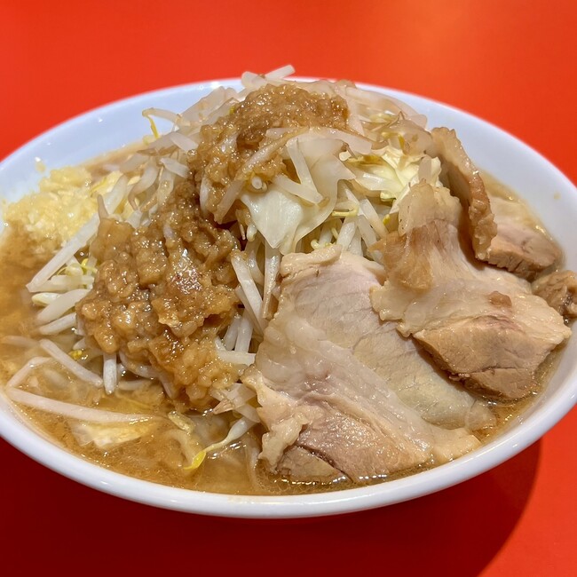 「ラーメン豚に恋してる」全店メニュー刷新！新たな味わいの二郎系ラーメンが登場