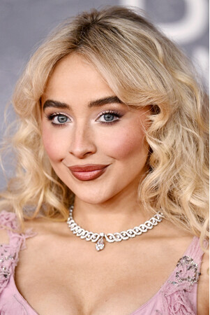 【ブルガリ】サブリナ・カーペンターがブリット・アワード2025でブルガリを纏う