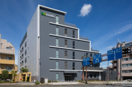 innoba大田の外観。京浜急行本線六郷土手駅徒歩約6分・雑色駅徒歩10分、第一京浜沿いに立地。駐車場は16台。innobaは「innovation(イノベーション)」と「場所」を表す「ba」を組み合わせた造語 innoba大田の外観。京浜急行本線六郷土手駅徒歩約6分・雑色駅徒歩10分、第一京浜沿いに立地。駐車場は16台。innobaは「innovation(イノベーション)」と「場所」を表す「ba」を組み合わせた造語