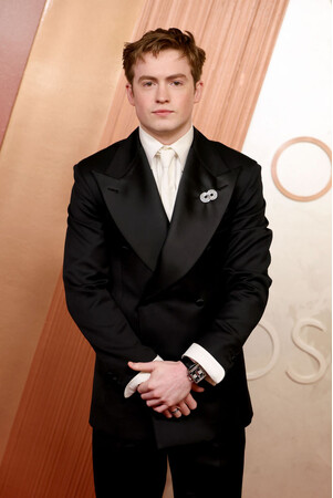 キット・コナー、第97回アカデミー賞授賞式にタグ・ホイヤー モナコ クロノグラフを着用