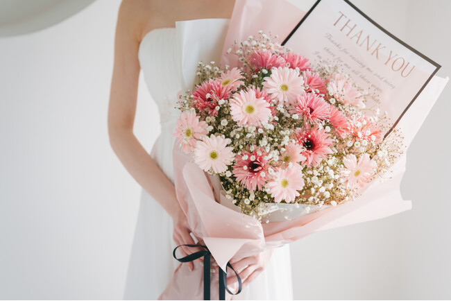 “感謝”の花言葉を持つ花のみで束ねた両親贈呈用花束「Blooming Thank You」3種が新登場。HIBIYA KADAN WEDDINGが全国の提携ホテル・ゲストハウス・専門式場で受注開始。