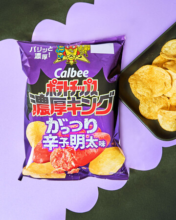「カルビー ポテトチップス」の公式ライバル商品から明太子フレーバーが新登場！濃厚・刺激的なパウダーがやみつきになる『ポテトチップス濃厚キング がっつり辛子明太味』