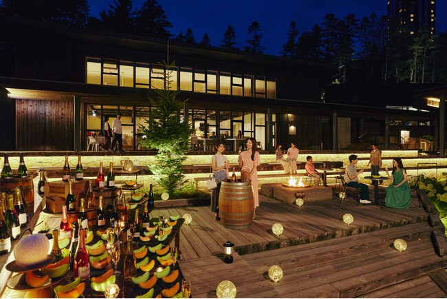 【トマム】北海道の夏夜に、旬のメロンとシャンパンの贅沢なマリアージュを楽しむ「メロンシャンパンテラス」開催