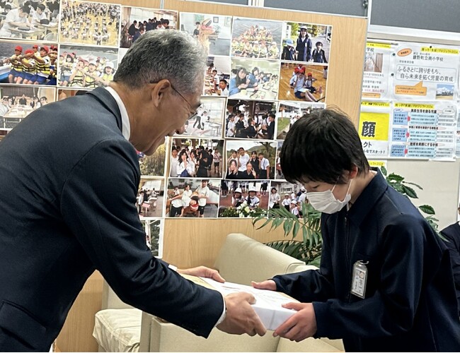 (株)山田養蜂場が小学校へ書籍10,000冊を寄贈！～「みつばち文庫」として全国1,990校に～