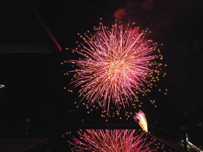 相模湾の夏の夜を彩る風物詩を大迫力で体感熱海最古の伝統行事、伊豆山納涼花火大会を特等席で一望できる一泊二日の贅沢旅