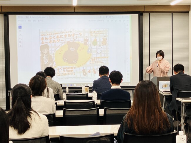 玉川大学との産学連携プロジェクト 学生による最終発表を実施　「世代の感性」と「商品化のしやすさ」を重視した最優秀賞を選出　小物収納を援助する『まんぷくあにまるぽーちキーホルダー』の商品化に向けて始動