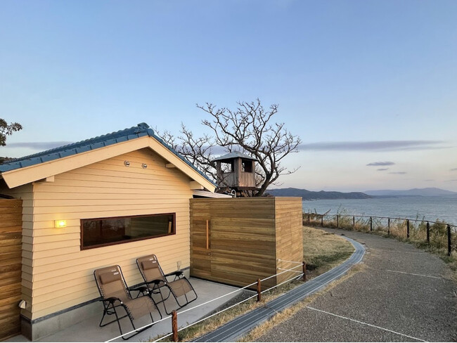 心も身体も整う海辺の合宿。廃校活用「ユクサおおすみ海の学校」の絶景サウナ＆カフェテラスで特別な時間を。