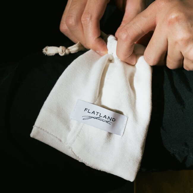 森田美勇人がディレクターを務めるプロジェクト「FLATLAND」からUpcycled Collection 「Natural Cotton Patched Pouch」が発売。