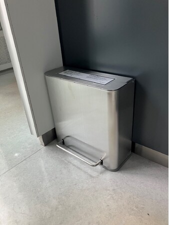 本社ビルの男性トイレにサニタリーボックスを設置【学研ホールディングス】