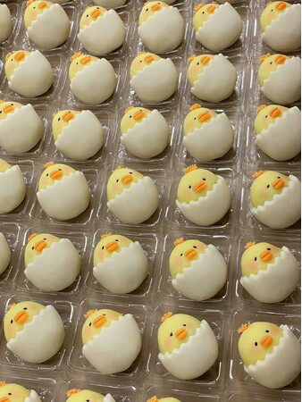 イースターや新生活をイメージした、ひよこがモチーフのあんこの和菓子「ぴよ子」4月より期間限定で販売