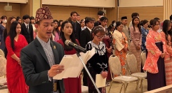 振袖や袴、サリーやアオザイなど艶やかな伝統衣装で新たな世界へ旅立ち！人材不足が深刻な介護業界などで活躍する“金の卵”、留学生ら105人に卒業証書を授与