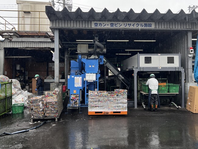 飲料容器リサイクル現場の救世主!?　危険で手間のかかる「瓶・缶・PETボトル選別作業」の自動化で、リサイクル業務の「安全作業」と「効率化」を実現｜山形県 (株)山本製作所