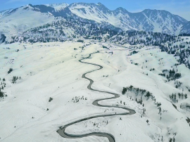 室堂・雪の大谷までの一本道 室堂・雪の大谷までの一本道