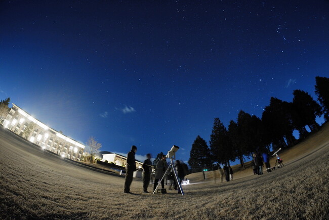 夜間のゴルフ場から眺める箱根仙石原プリンスホテル「早春の星空観察会」に協力
