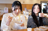 【東京農業大学】自然資源経営学科の企業経営研究室が「モクズガニラーメン」試食会で進捗共有
