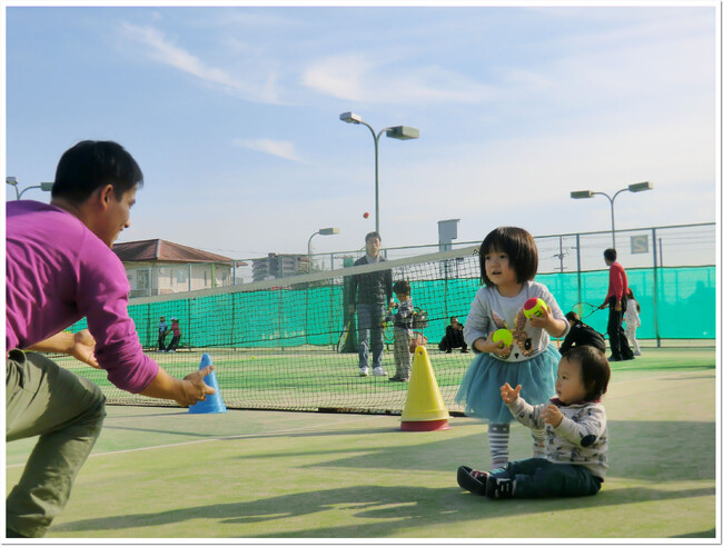 もうすぐ春休み！地域の人気イベント「なかよし親子テニス 無料体験会」の募集を開始　3月20日(木・祝)～3月30日(日)