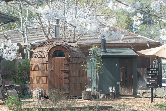 桜の木の下で4種のアウトドアサウナをエンジョイ。3月29日～30日に開催されるCOMORIVER「お花見サウナフェス」のコンテンツを発表します