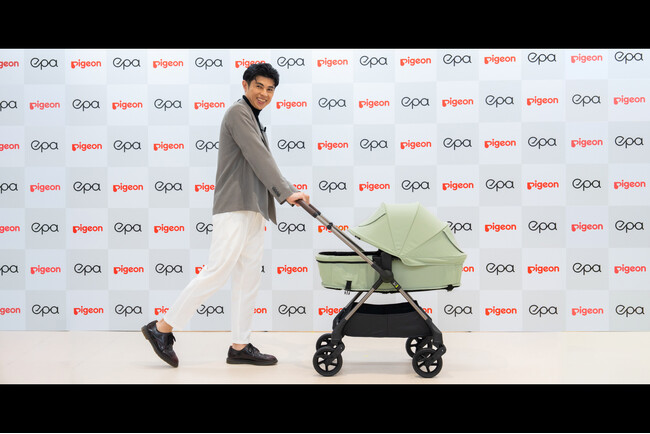 “日本一、イベントにベビーカーが集まる男”小島よしおさんが、ピジョンの新ベビーカー『epa（エパ）』発表会に華麗な姿で登場！ おしゃれなパパの装いでリアルな子育てエピソードを語る