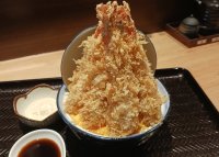 ふんわり玉子の上に大ぶりのエビフライ5本がそびえ立つ！博多とんかつわか葉浜松町店「復刻 えび盛りかつ玉丼」3/19発売