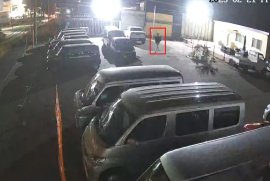 夜間、無人になるカーディーラーへの侵入者をAIで検知するとサイレンとフラッシュで威嚇。即時スマホに通知される 夜間、無人になるカーディーラーへの侵入者をAIで検知するとサイレンとフラッシュで威嚇。即時スマホに通知される