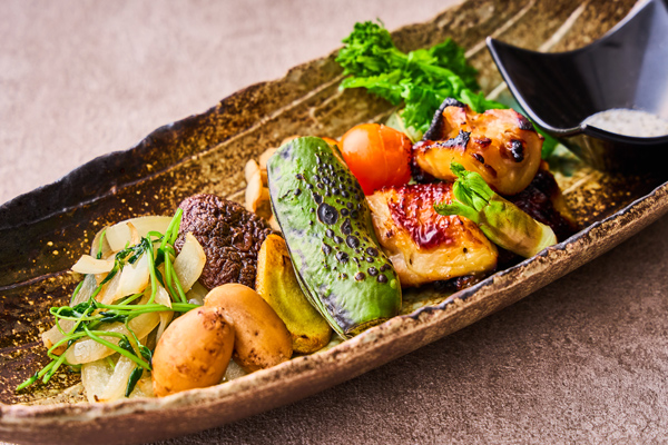 【ホテルメトロポリタン】人気の「四季彩ランチ」選べるメインディッシュに愛媛県産銘柄鶏「松山どり」と旬野菜「そら豆」の炭火焼きが登場