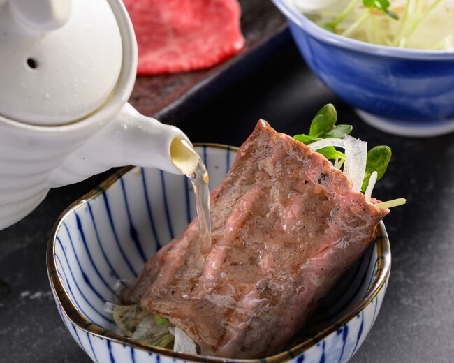 焼肉屋「牛恋」が4月1日に3年ぶりのメニュー改定。“柚子出汁をかけて食べる”赤身しゃぶしゃぶや“トリュフソースに絡めて食べる”赤身サイコロステーキ“などが登場。さらに看板商品「ピースビーフ」を値下げ！